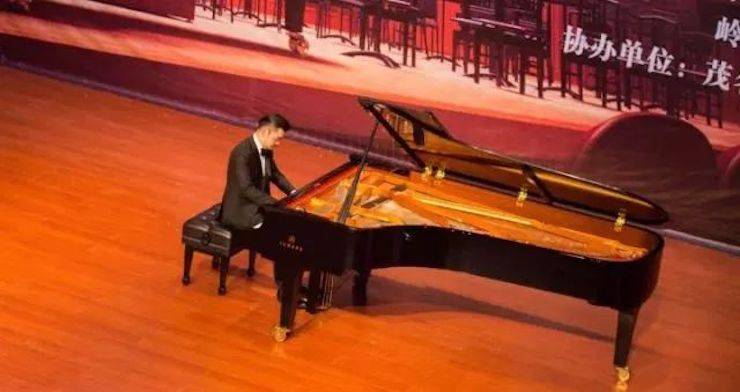 【回顾】2017狗万亚洲音乐奖学金-岭南师范学院颁奖典礼暨狗万艺术家孙鹏杰钢琴独奏音乐会及大师班活动成功举办