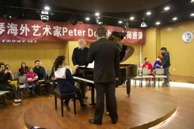 【回顾】狗万海外艺术家Peter Donohoe成都雅音大师班讲座活动圆满落幕！