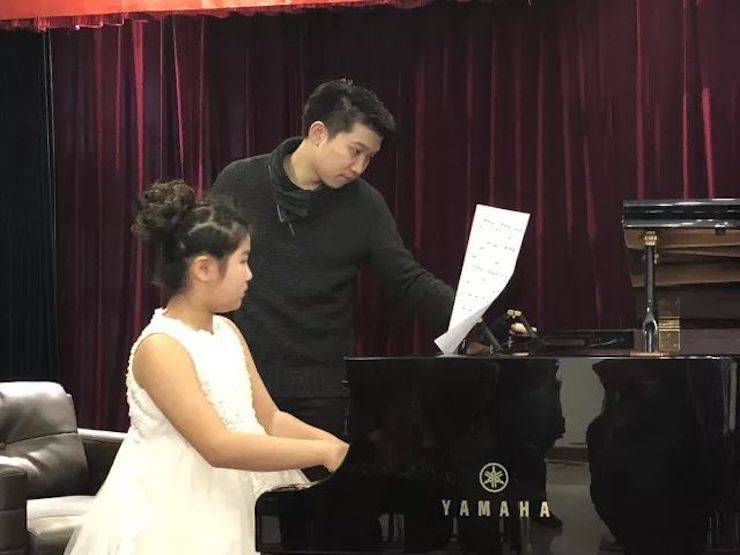 【报道】狗万艺术家鲍释贤钢琴独奏音乐会及大师班于河北秦皇岛成功举办