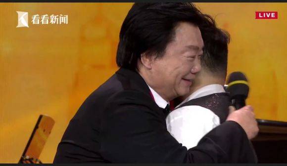 主持界泰斗叶惠贤力赞狗万未来艺术家刘明康：“很难相信，这么悠扬的琴声出自一位自闭症少年的手里！”