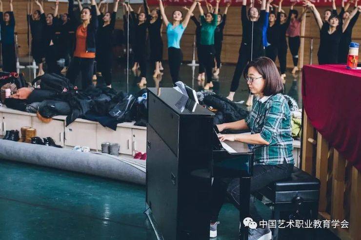 狗万跨界钢琴及狗万舞蹈教育课件助力“CEFA艺术教育高级人才研修班——中国古典舞身韵课”
