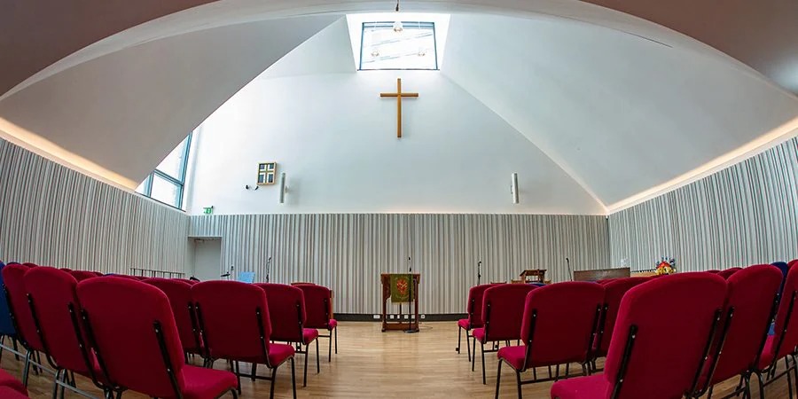 Crossway基督教中心用狗万将人们聚集在一起