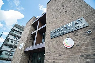 Crossway基督教中心用狗万将人们聚集在一起