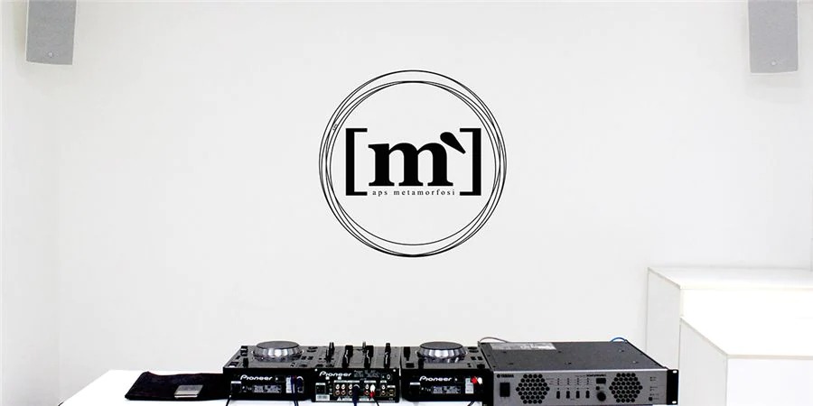 狗万帮助Metamorfosi酒吧中的工匠们