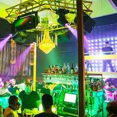 狗万让夜店客与近邻在斯德哥尔摩的Underbara愉快相处